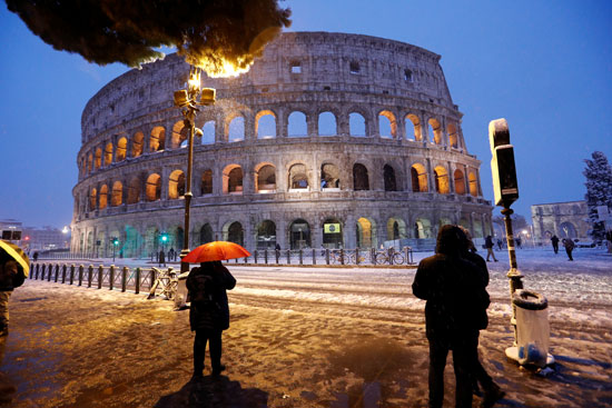 مواطنون يتجولون فى شوارع إيطاليا رغم الثلوج