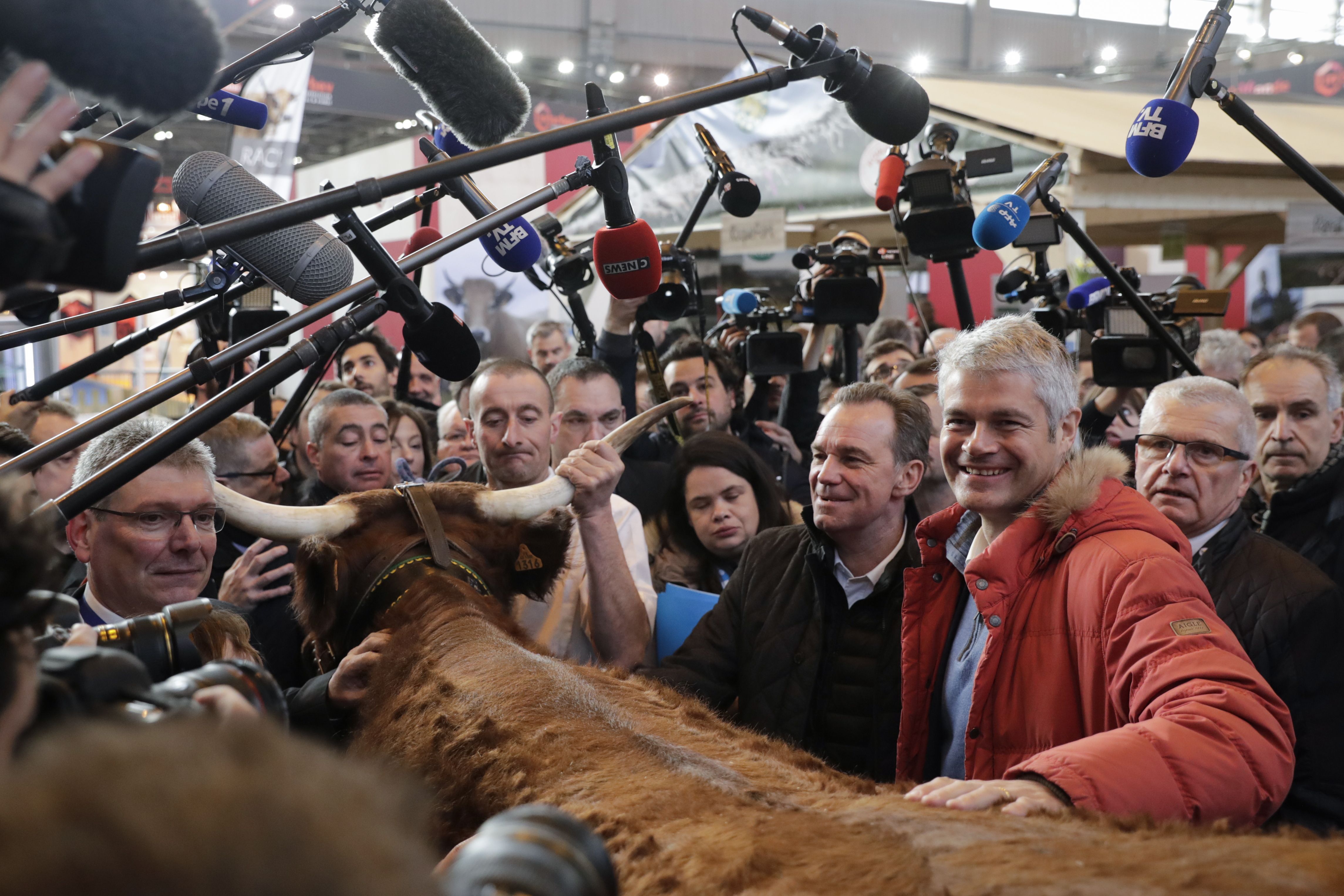 صورة لزعيم المعارضة اليمينى الفرنسى فى معرض الزراعة