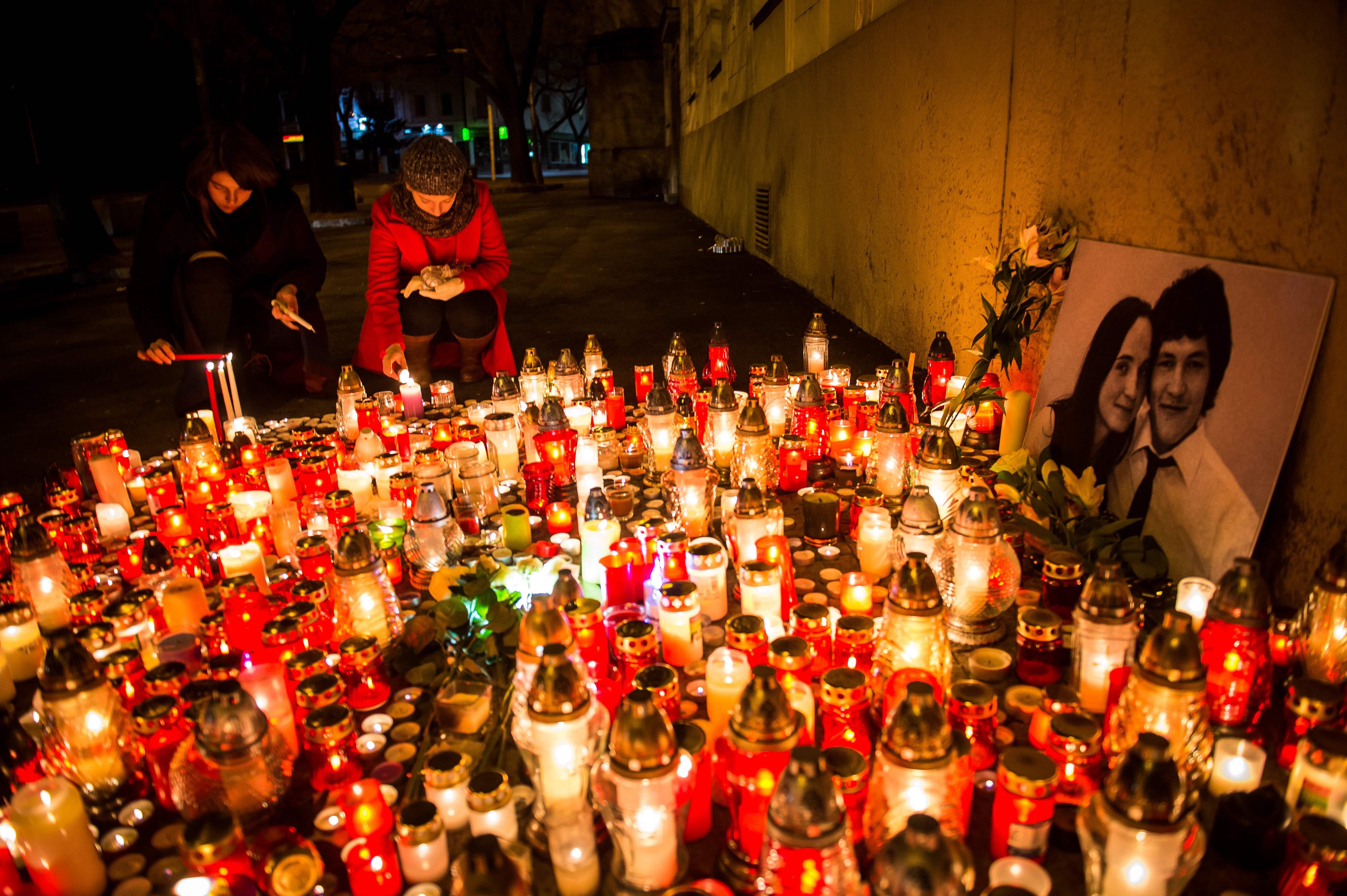 مواطنو سلوفاكيا يضعون الشموع أمام صور الصحفى السلوفاكى 