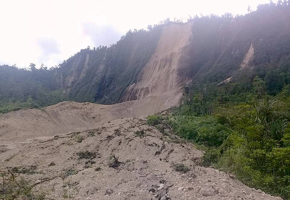 انهيارات ترابية بسبب زلزال فى بابوا غينيا الجديدة