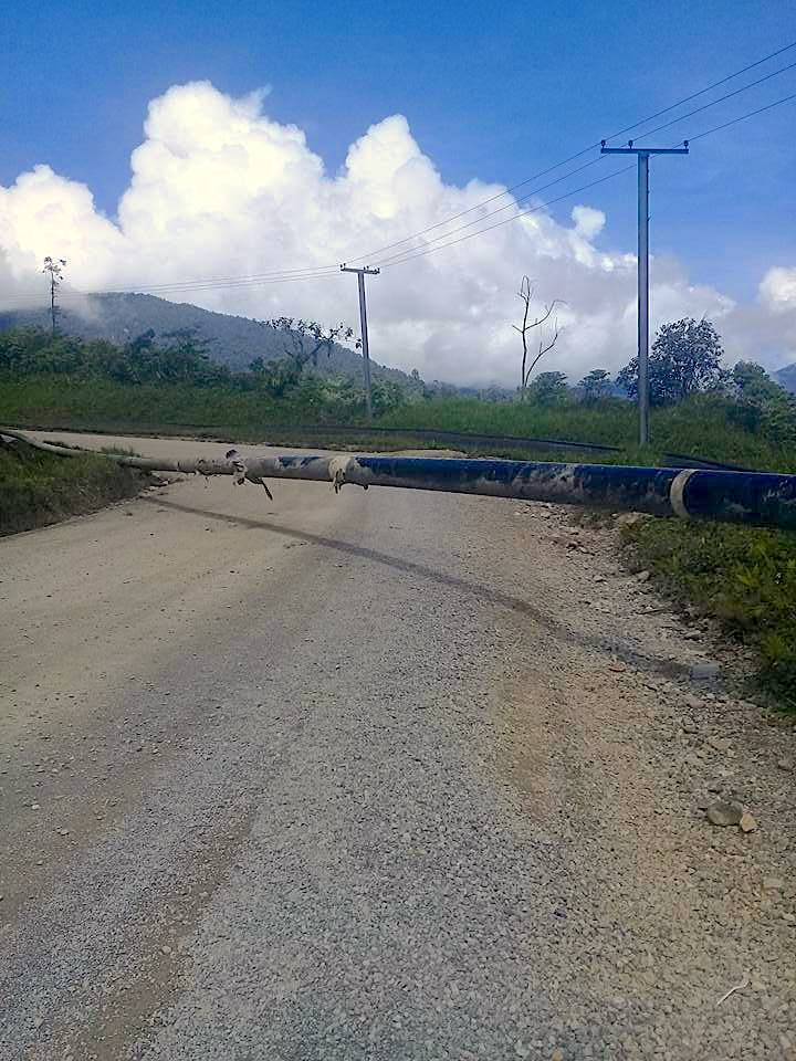 تحطم أعمدة الكهرباء فى بابوا غينيا الجديدة إثر زلزال