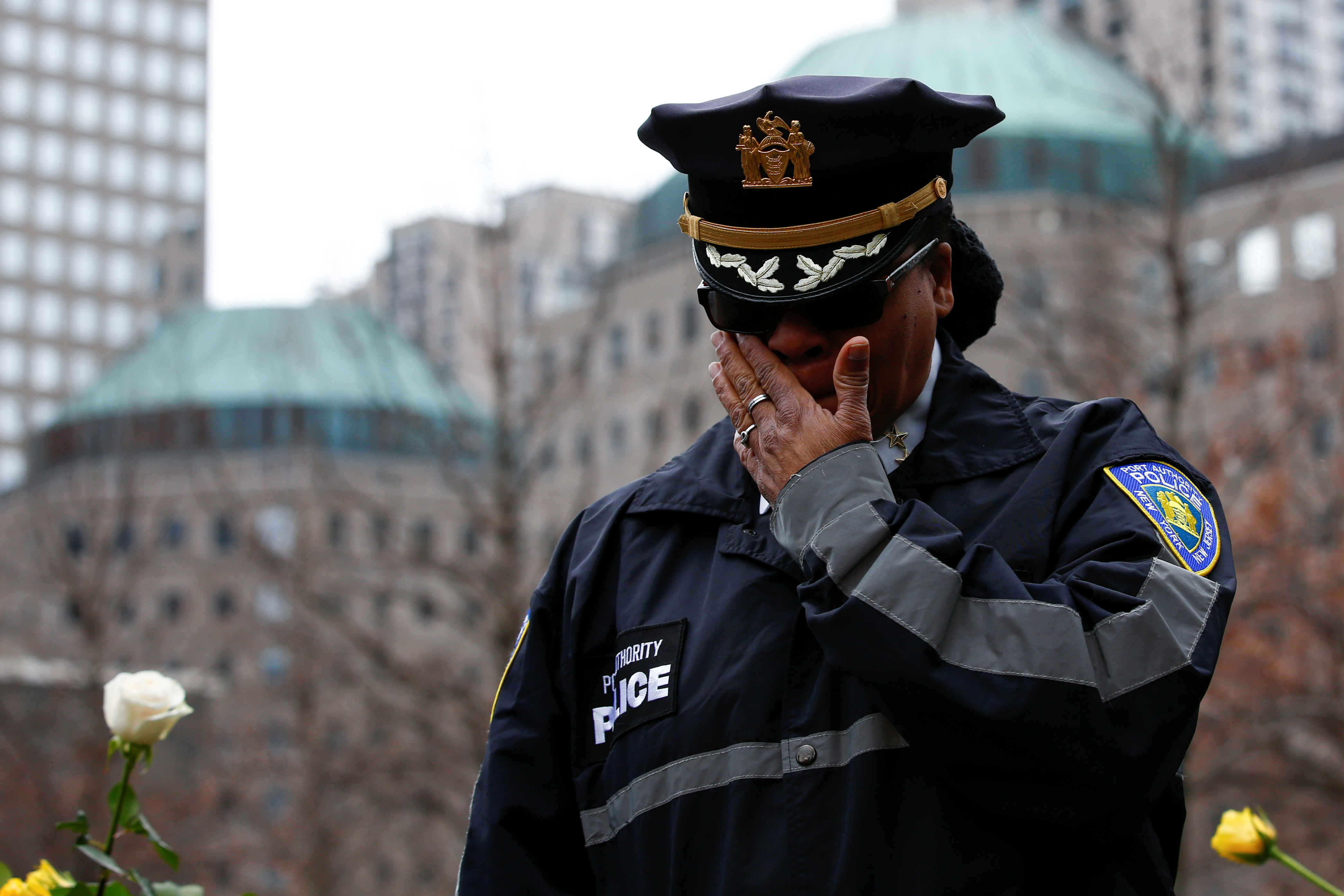 أحد أفراد الشرطة الأمريكية يبكى خلال الوقفة