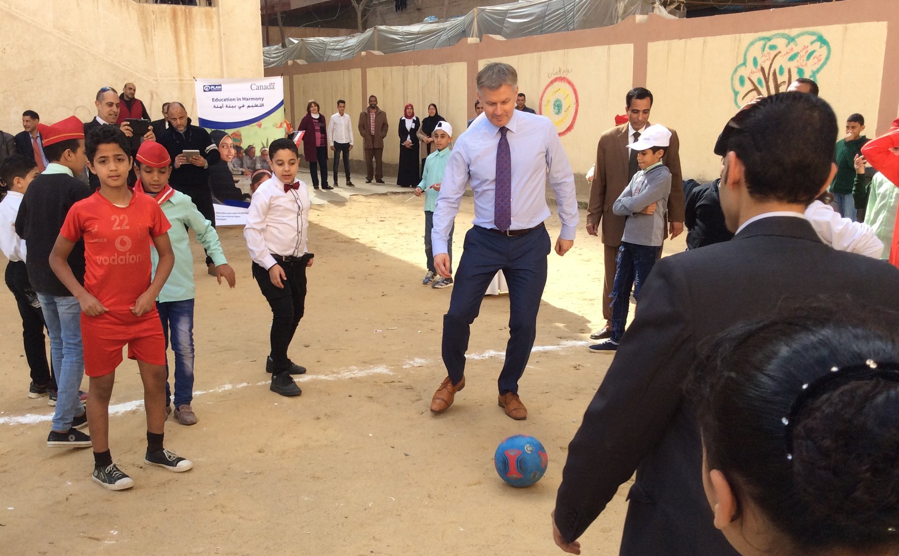 سفير كندا يلعب الكرة مع التلاميذ