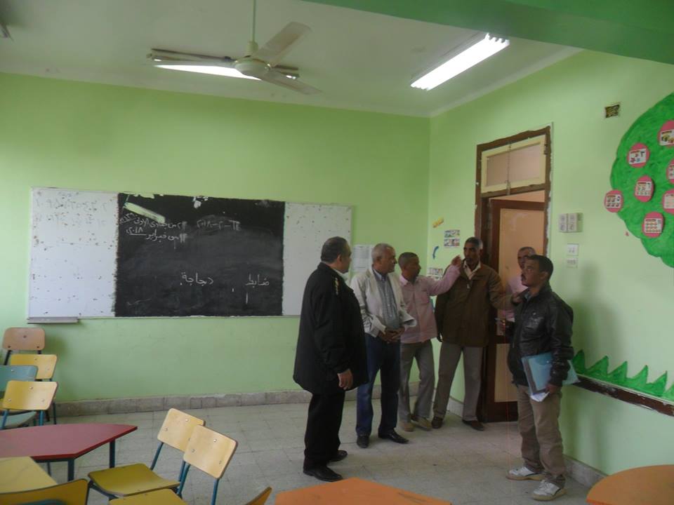 جانب من جولة رئيس المدينة داخل المدارس لمتابعة تجهيزها للانتخابات