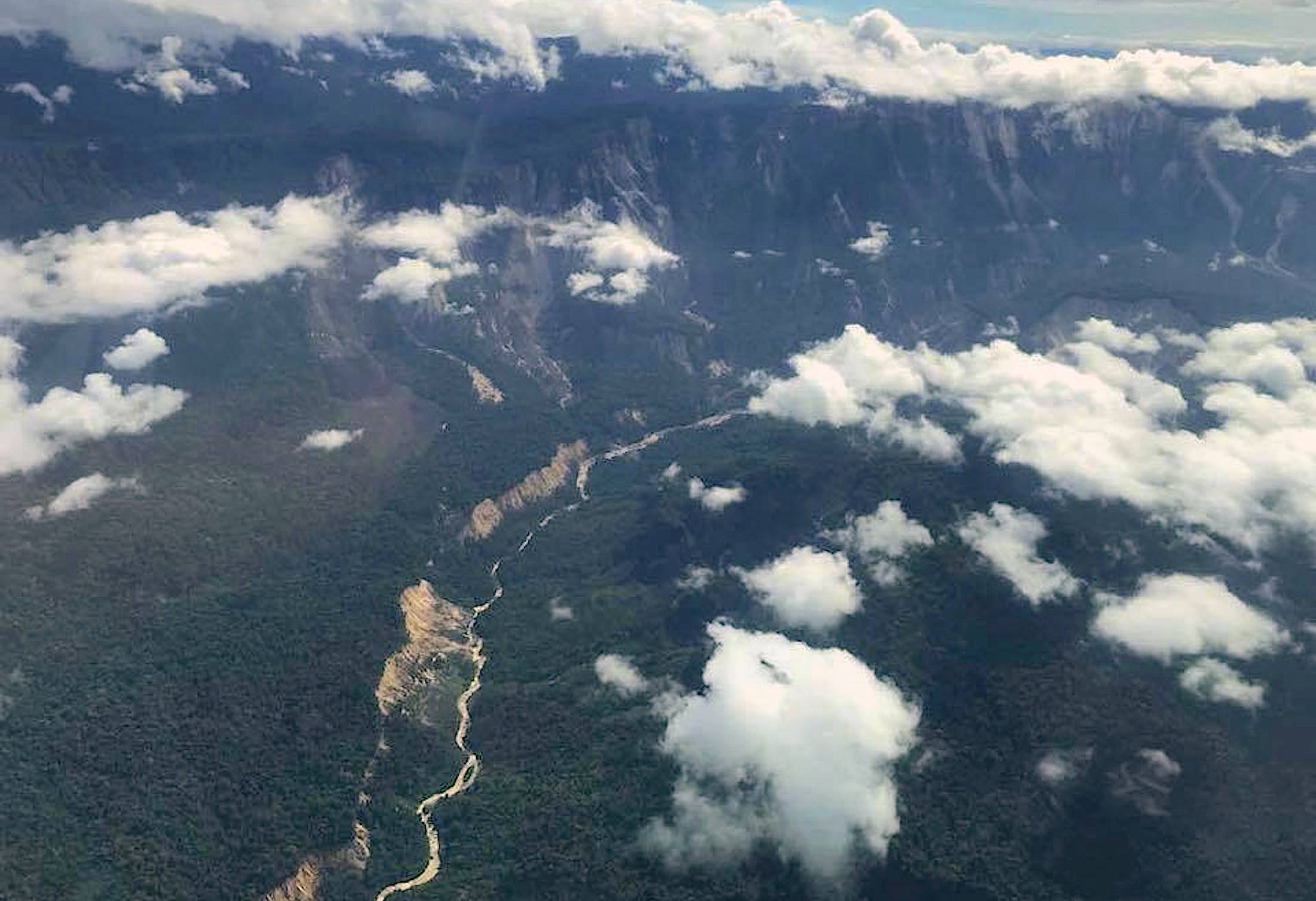 تصدعات فى الجبال إثر زلزال بابوا غينيا الجديدة