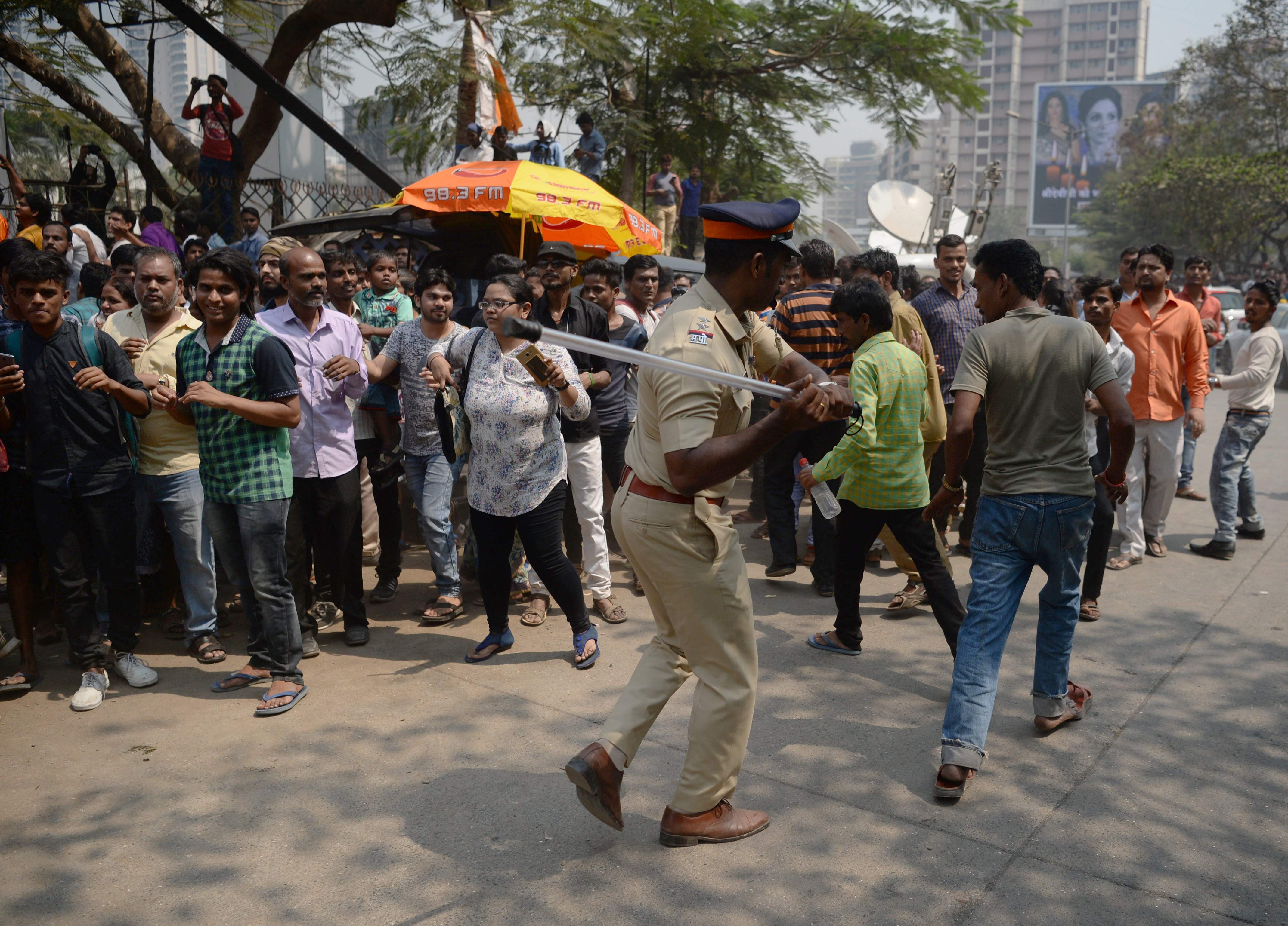 الشرطة الهندية تعنف المشاركين فى الجنازة لتنظيم حركة الشارع