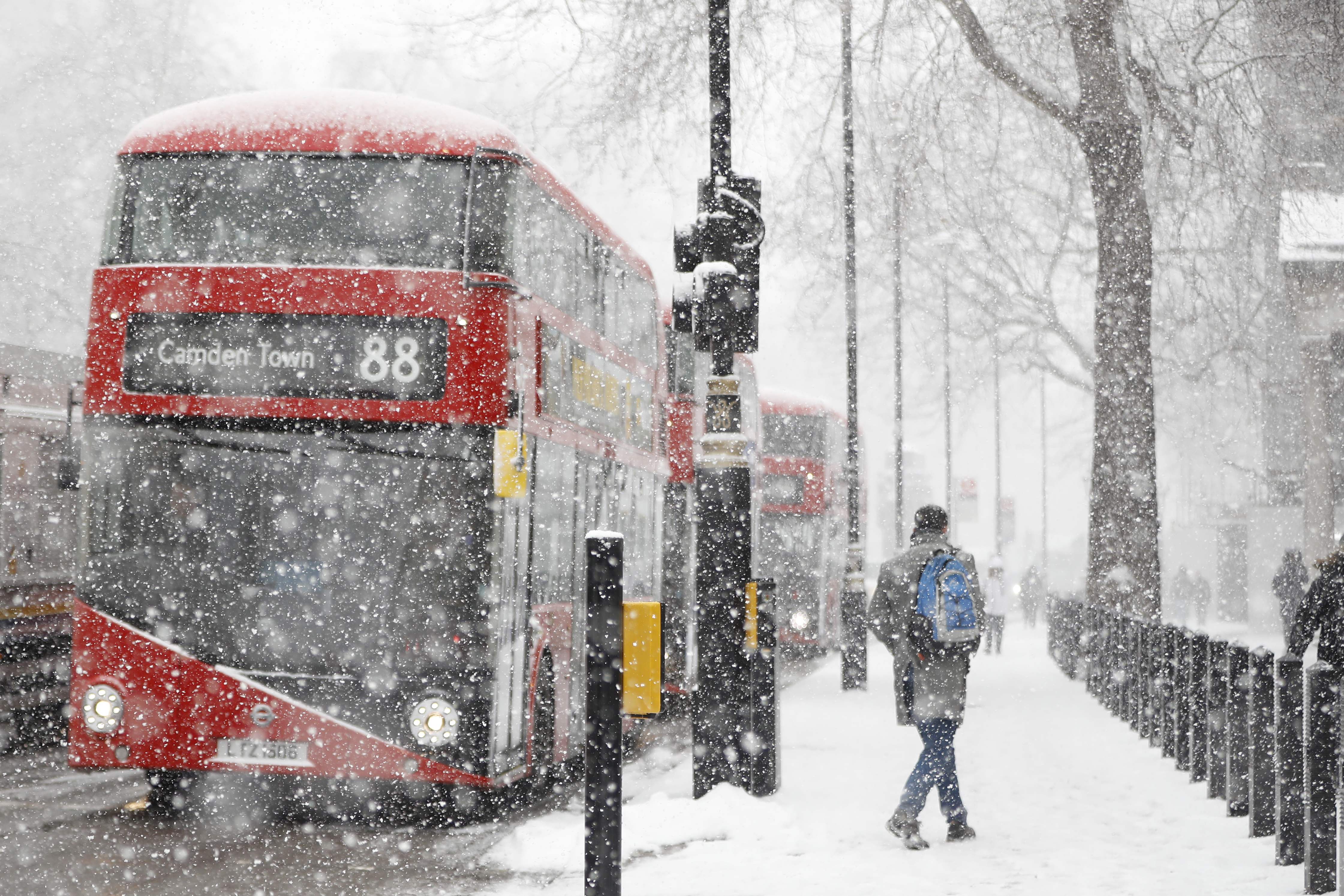 تساقط الثلوج فى شوارع بريطانيا