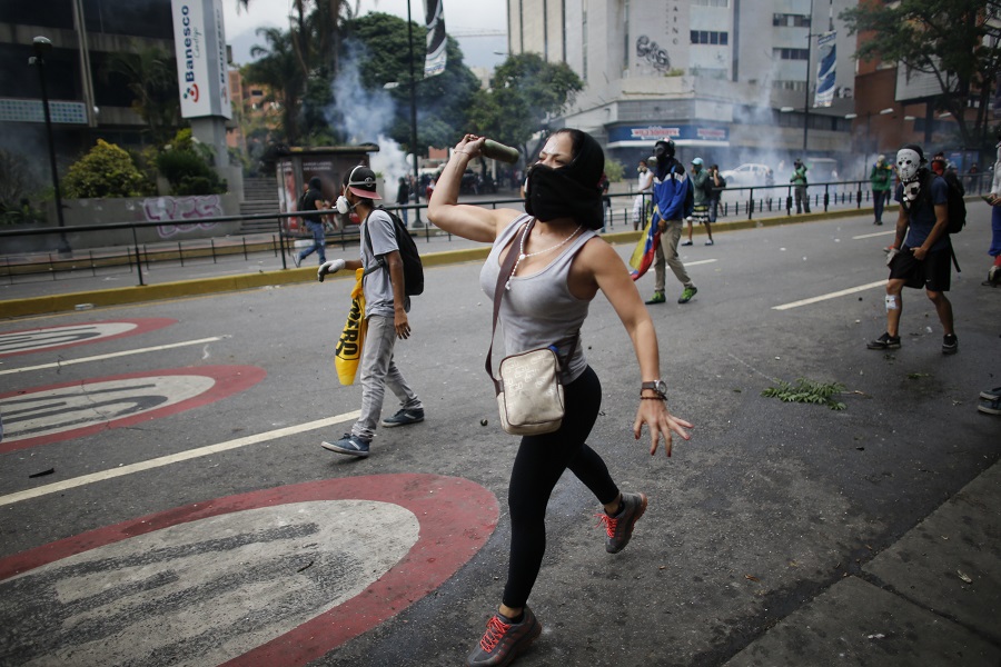 جانب من المواجهات المتكررة بين الامن والمحتجين فى فنزويلا