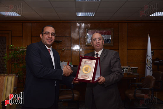 رئيس جامعة أسيوط يكرم عمرو جاد رئيس التحرير التنفيذى لليوم السابع (9)