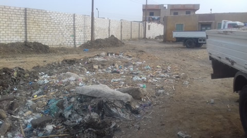    انتشار القمامة فى شوارع القرية