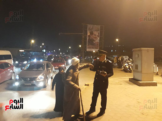مرور القاهرة يعزز من انتشار القوات لتأمين احتفالات مولد السيدة نفيسة (7)