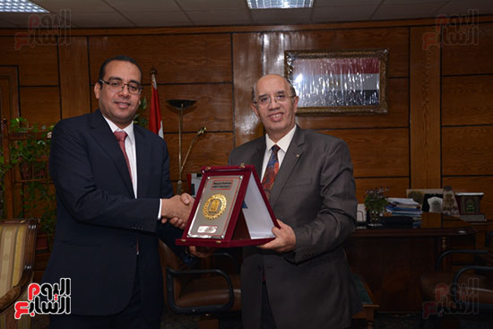 رئيس جامعة أسيوط يكرم عمرو جاد رئيس التحرير التنفيذى لليوم السابع (10)