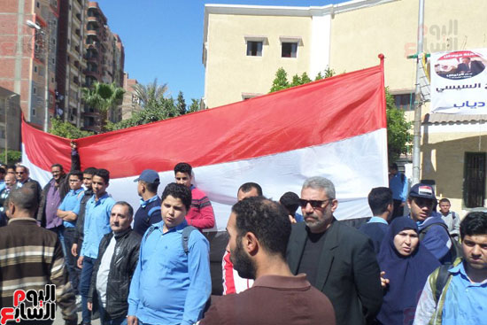 طلاب يرفعون علم مصر امام الجنازة