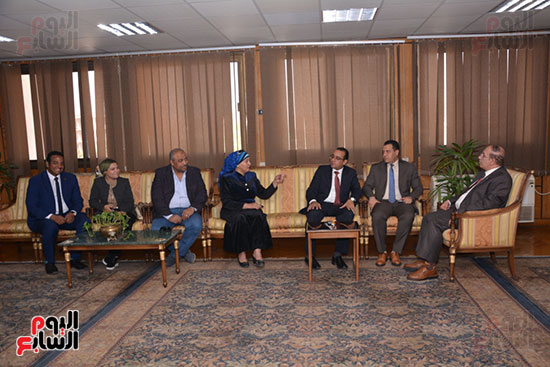 رئيس جامعة أسيوط يكرم عمرو جاد رئيس التحرير التنفيذى لليوم السابع (5)