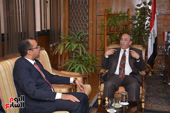 رئيس جامعة أسيوط يكرم عمرو جاد رئيس التحرير التنفيذى لليوم السابع (8)
