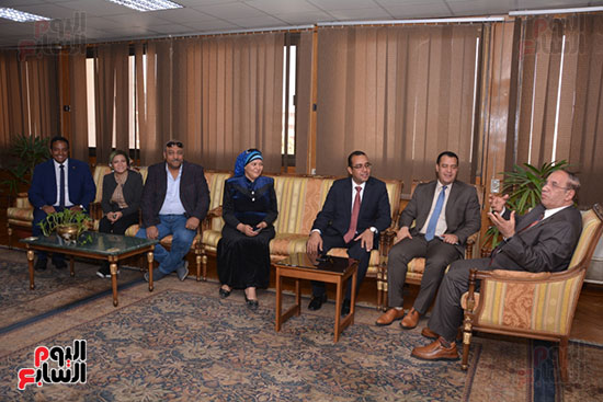 رئيس جامعة أسيوط يكرم عمرو جاد رئيس التحرير التنفيذى لليوم السابع (2)