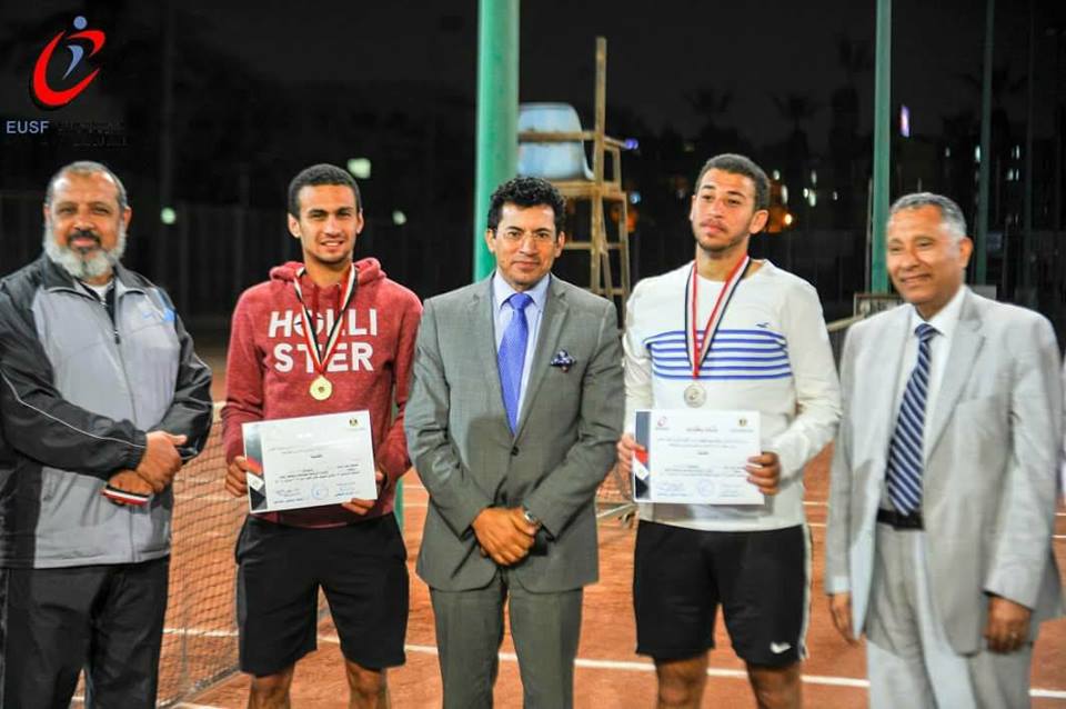أشرف صبحي يتوسط الفائزين ببطولة الجامعات للتنس