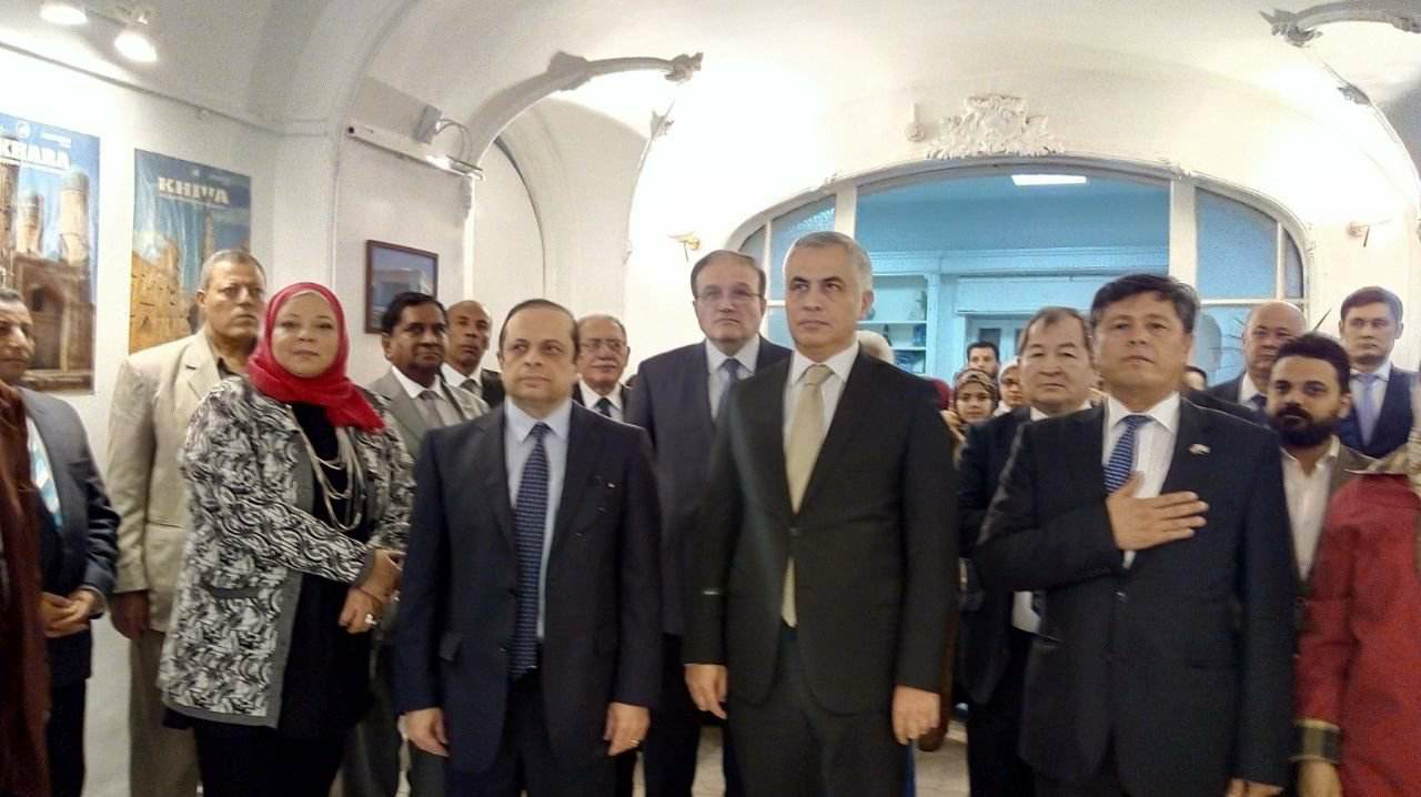 سفير طاجكستان يتوسط سفير اوزباكستان ورئيس قطاع العلاقات