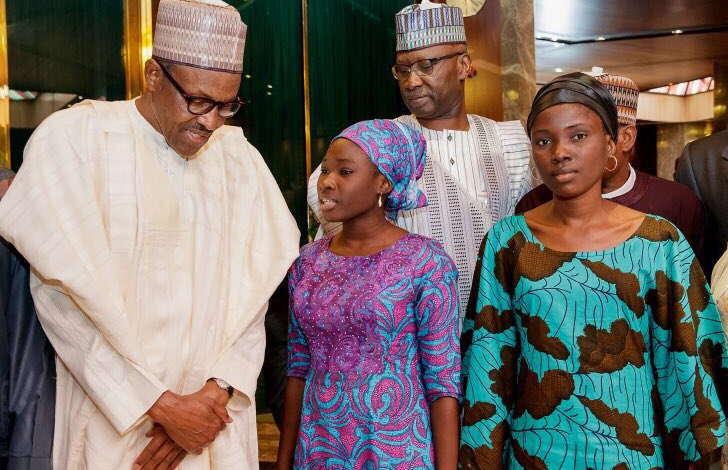 فتيات نيجيريا مع الرئيس بخاري