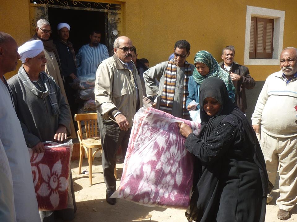 توزيع بطاطين الشتاء علي أهالي قرية المعلا (1)
