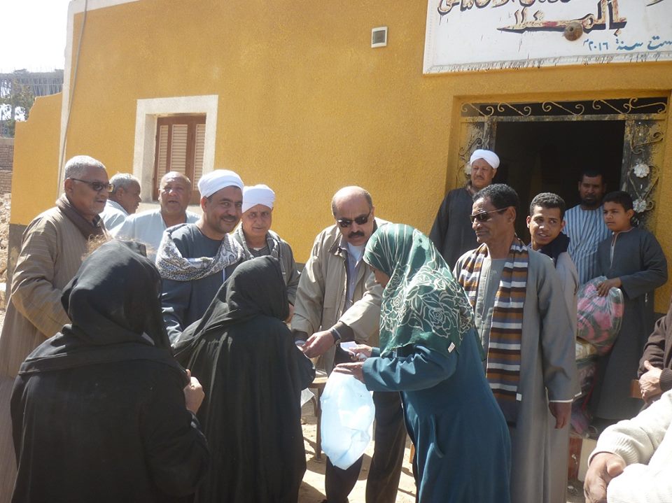 توزيع بطاطين الشتاء علي أهالي قرية المعلا (2)