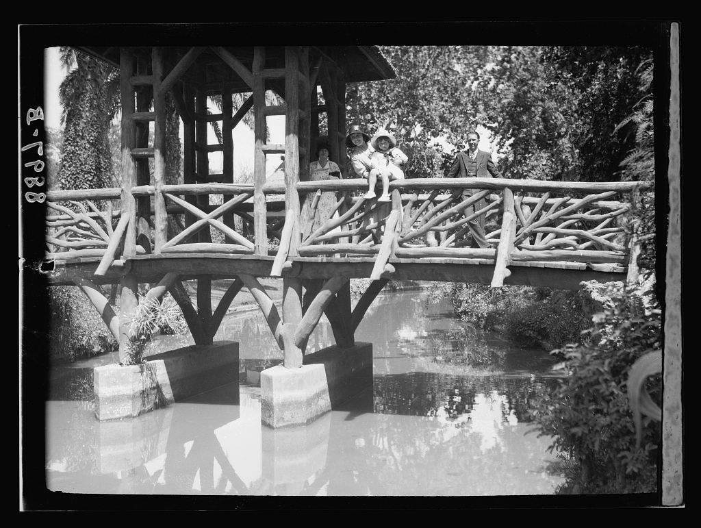 إحدى العائلات على كوبرى المشاة 1934