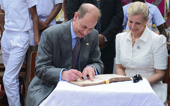 الأمير إدوارد وزوجته صوفى بمدرسة فى سريلانكا