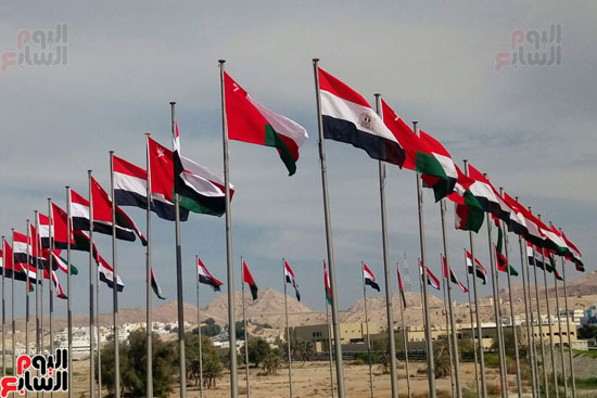 الأعلام المصرية تزين السلطنة قبل يوم من زيارة السيسي
