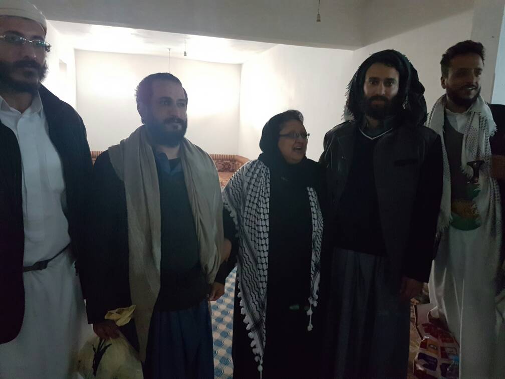 السيدة فائقة باعلوى خلال زيارتها لأبناء على عبد الله صالح المحتجزين