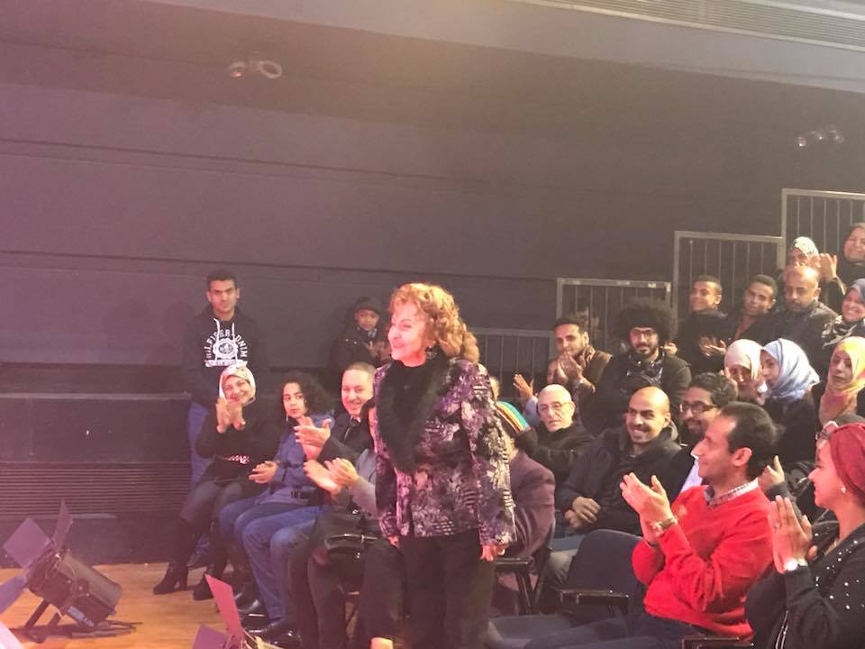 الفنانة ليلي طاهر وهي تحيي الجمهور عقب انتهاء العرض