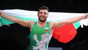 عبد السلام يرفع علم بلغاريا