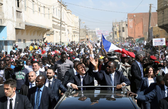 طواف الرئيس الفرنسى فى شوارع السنغال 