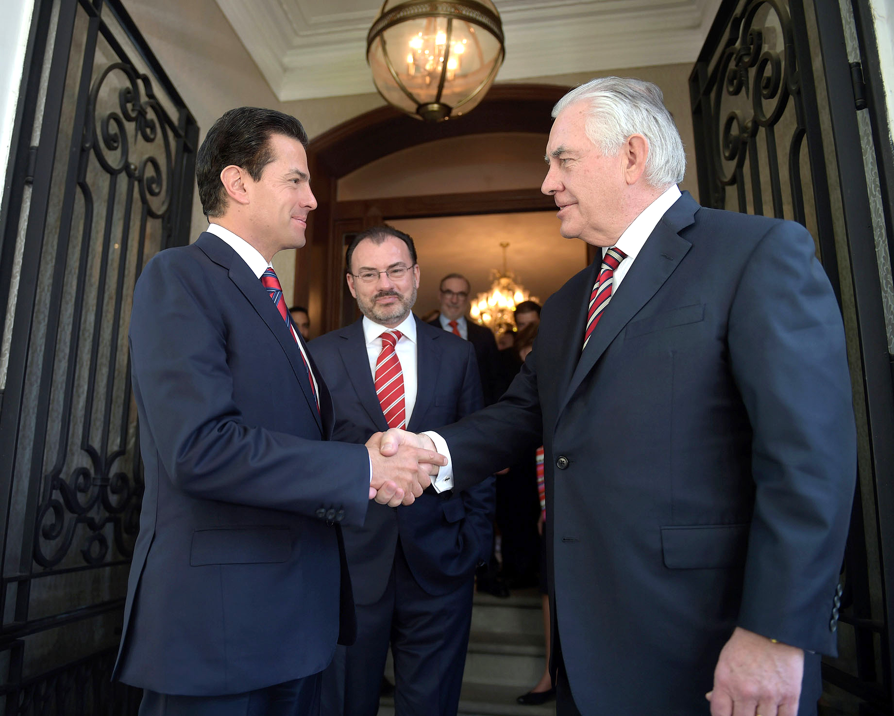 وزير الخارجية الأمريكى ريكس تيلرسون يصافح الرئيس المكسيكى