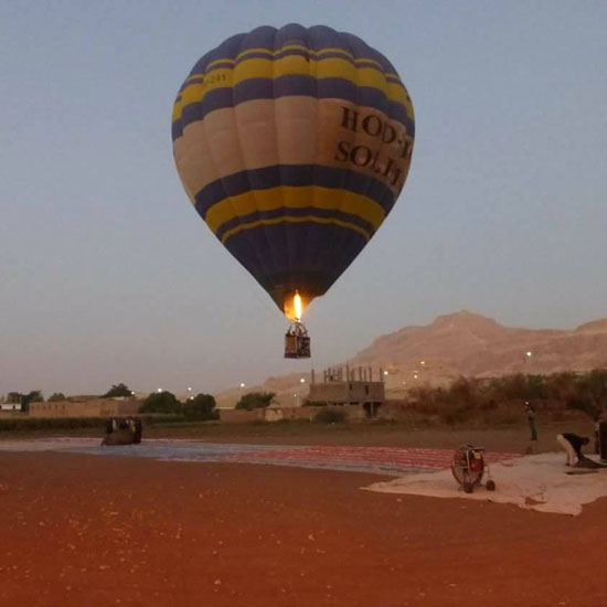 طيار البالون فى نهاية الرحلة يختار مكان مناسب للهبوط بصورة طبيعية ونادراً ما يعود للهبوط بأرض المطار