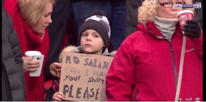 الطفل يطلب قميص محمد صلاح