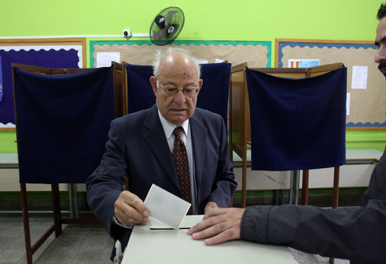 القبارصة اليونانيون يدلون بأصواتهم فى انتخابات الرئاسة