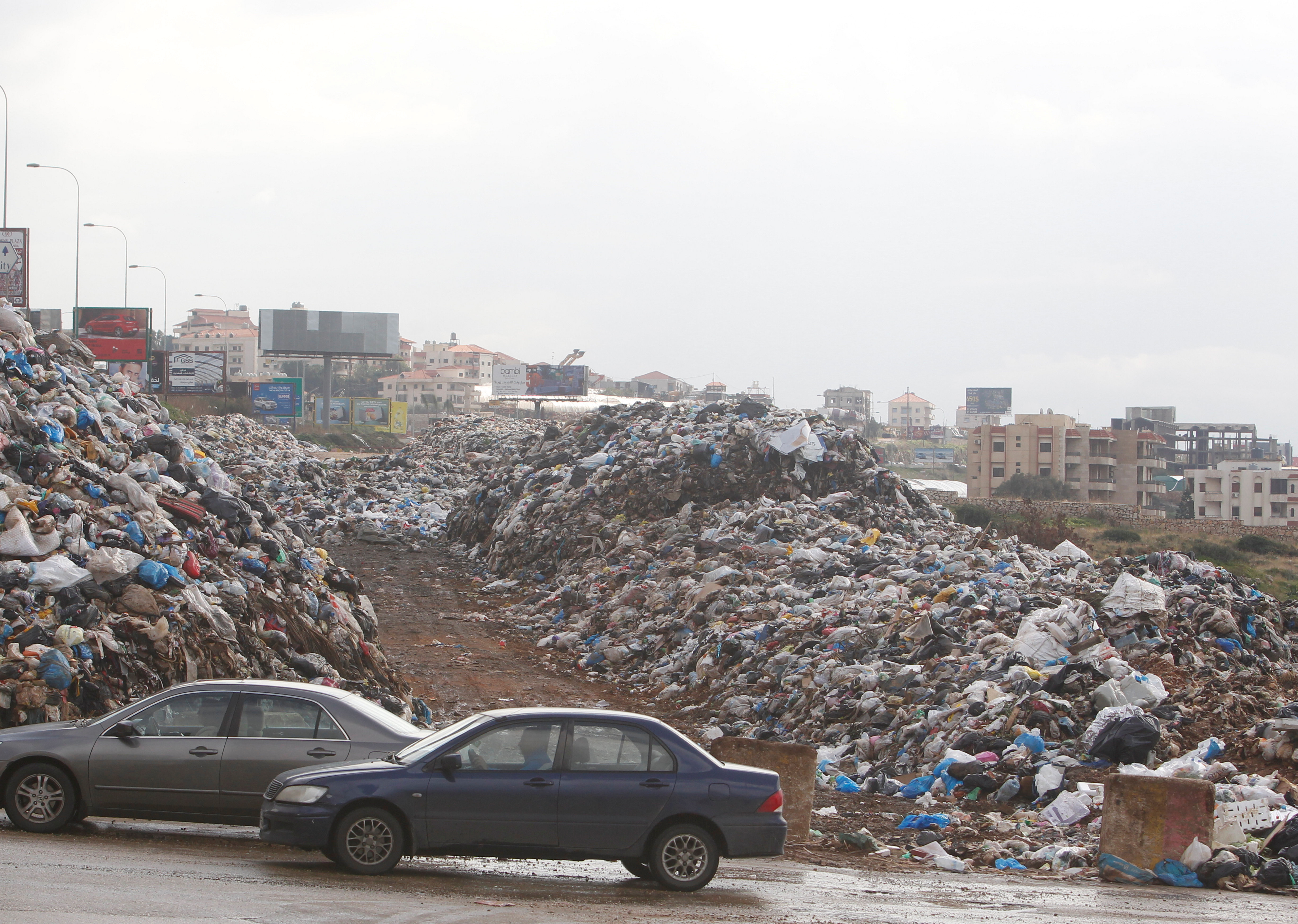 تل من النفايات فى لبنان