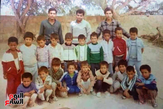 مواطنين يلتقطون صورة لهم بالمدرسة بعد 30 سنة بمطروح