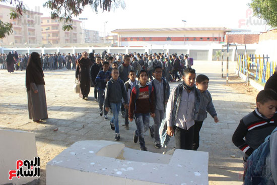 توافد الطلبة في طابور الصباح بالمدارس