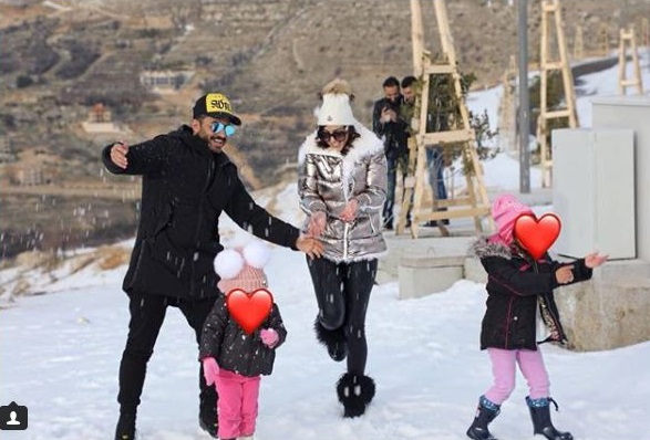 تامر حسنى يلعب بالثلج