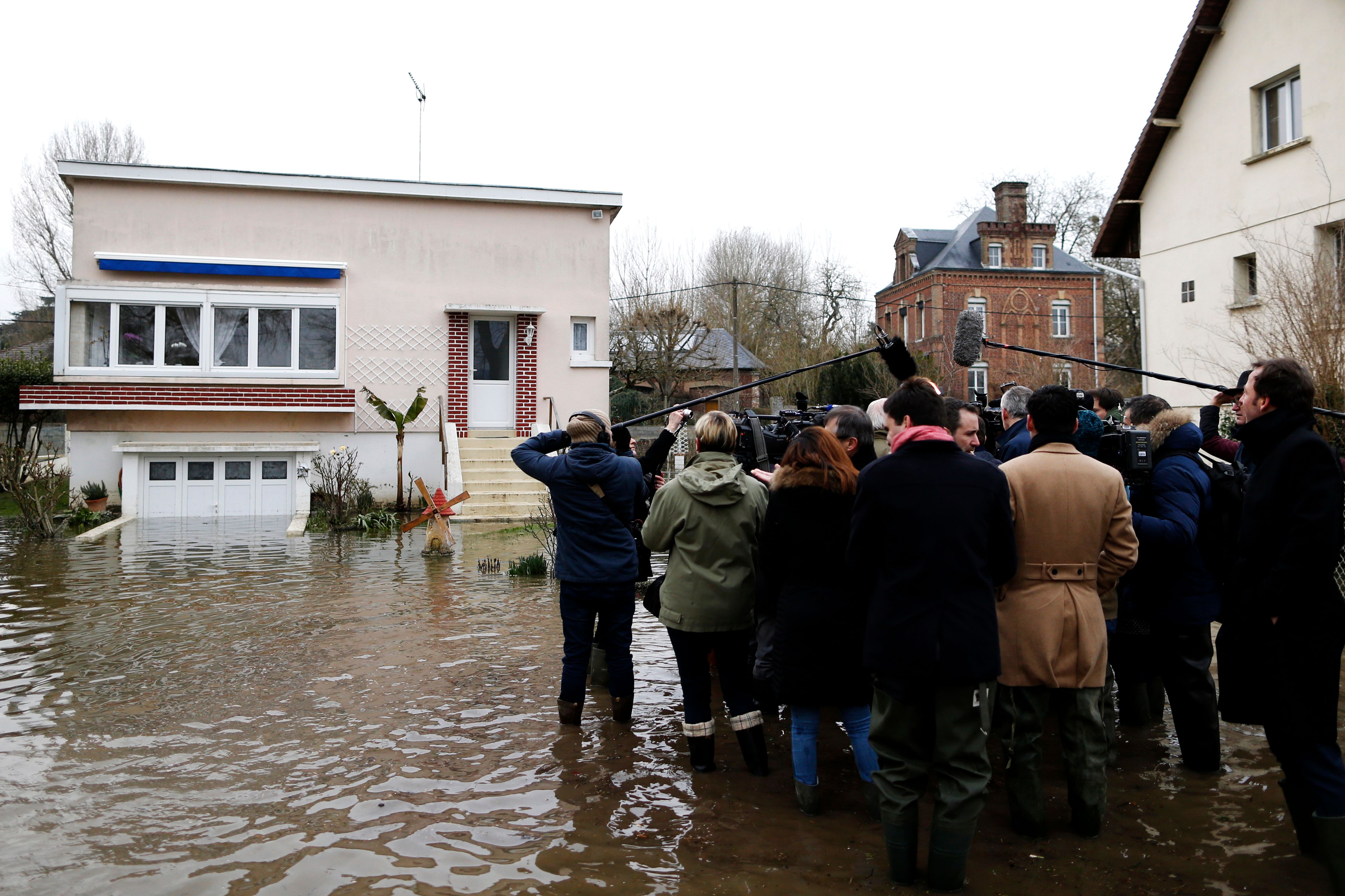 جانب من مياه الفيضانات فى فرنسا