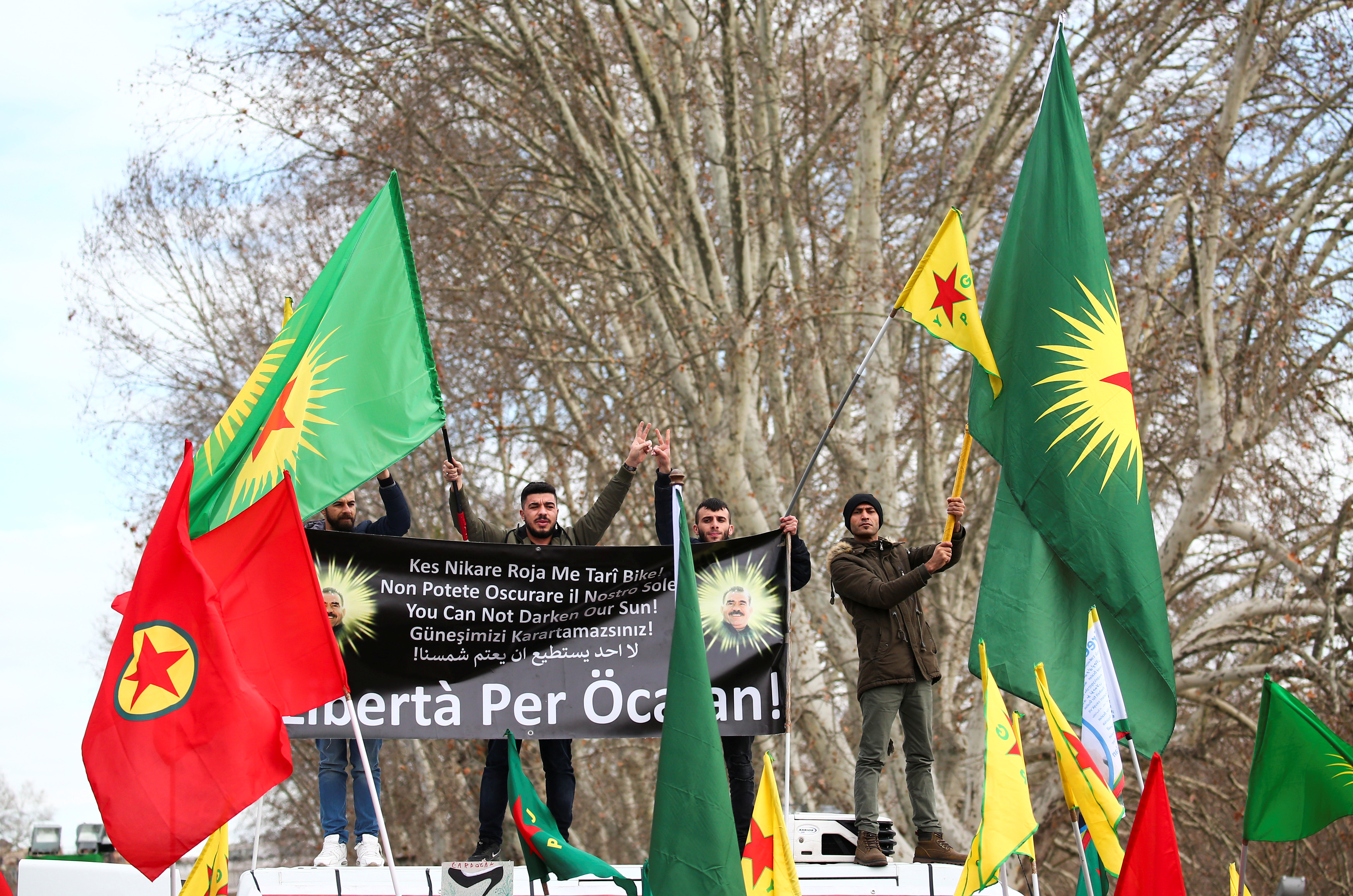 جانب من المظاهرات فى روما ضد زيارة اردوغان