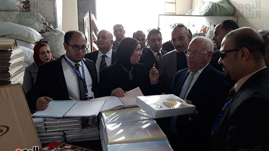 محافظ بورسعيد ورئيس جهاز المشروعات يفتتحان مصنعا للبلاستيك  (2)