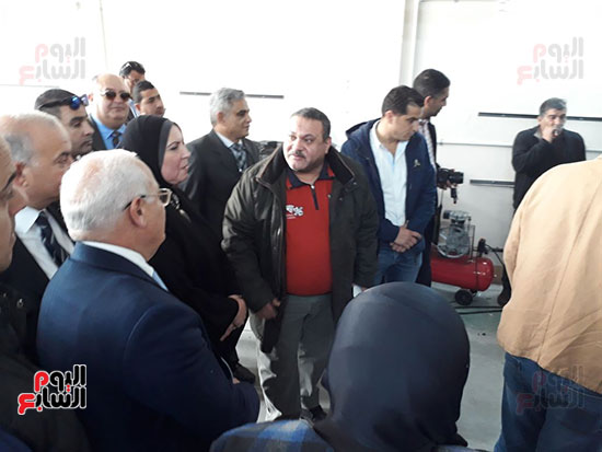 محافظ بورسعيد ورئيس جهاز المشروعات يفتتحان مصنعا للبلاستيك  (5)