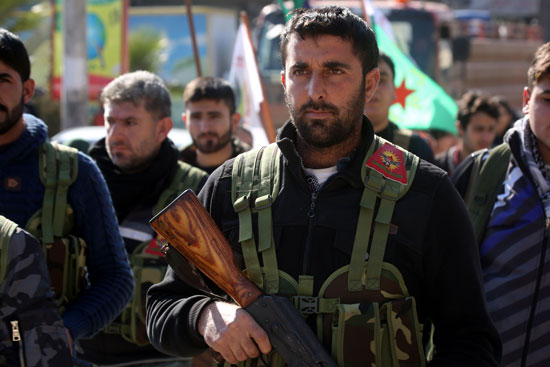مقاتل سورى يتطوع لمحاربة الجيش التركى بعفرين