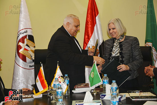 القاضى لاشين ابراهيم يتبادل توقيع البرتوكول مع السفيرة هيفاء أبو غزالة 