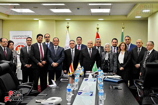 صورة جماعية لمجلس إدارة الهيئة الوطنية ووفد جامعة الدول العربية 
