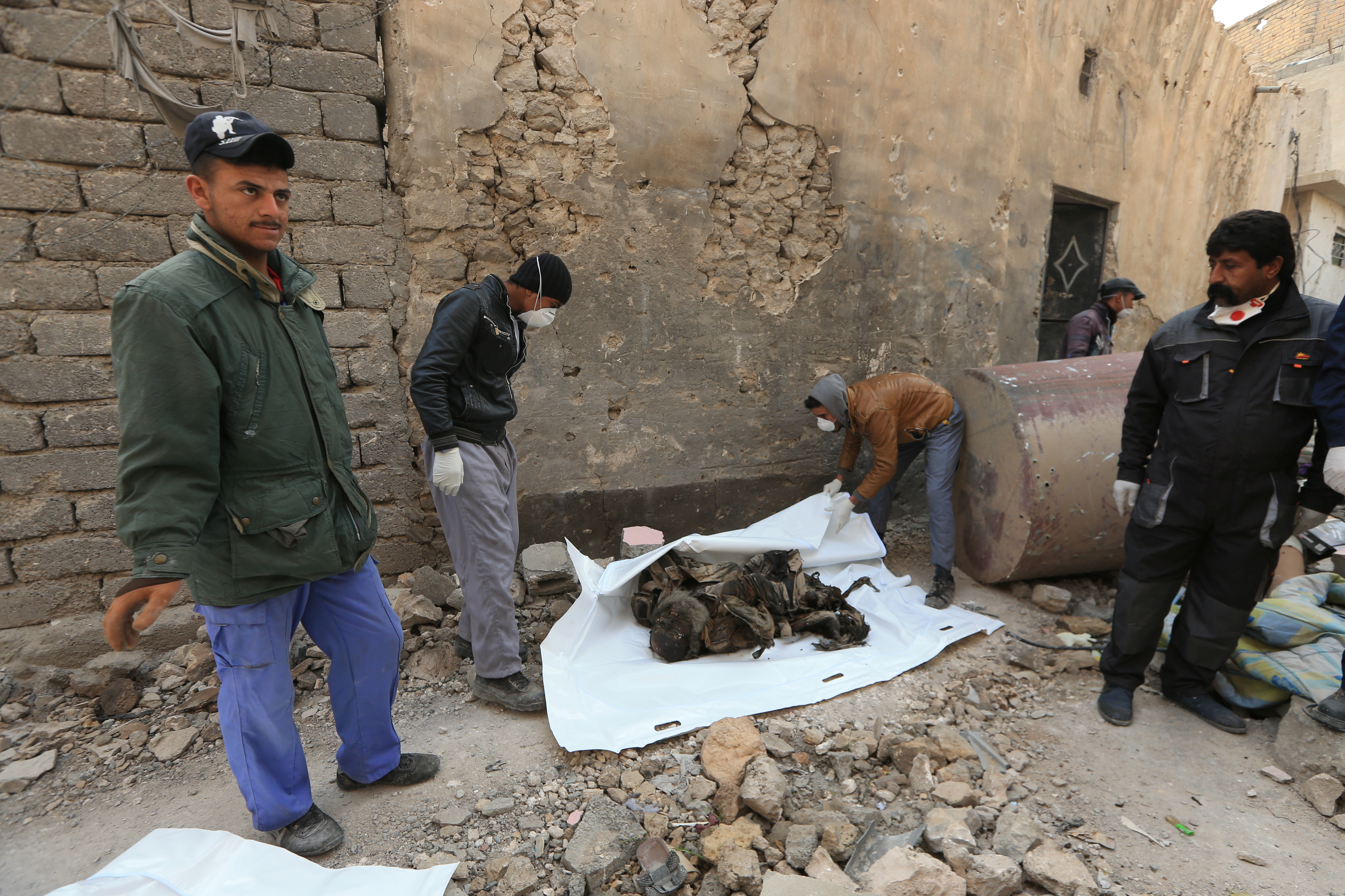 انتشال جثث متحللة من منازل مدينة الموصل