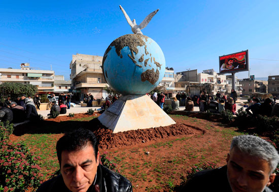 الشباب السورى المقاتل يتجمع فى ساحة مدينة عفرين