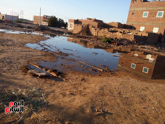   القرية تسبح فوق بركة صرف